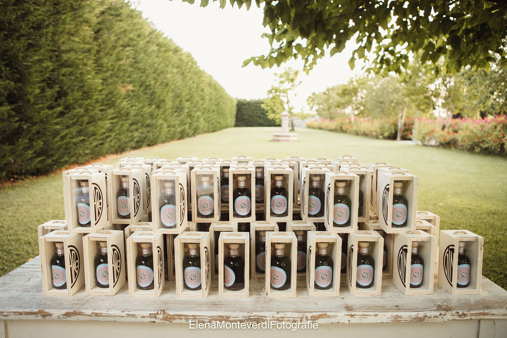 The thank-you gift for guests at Corte Cola features personalized wedding favors. The attention to packaging and graphic details by la favola bianca ensures a keepsake consistent with the overall event style