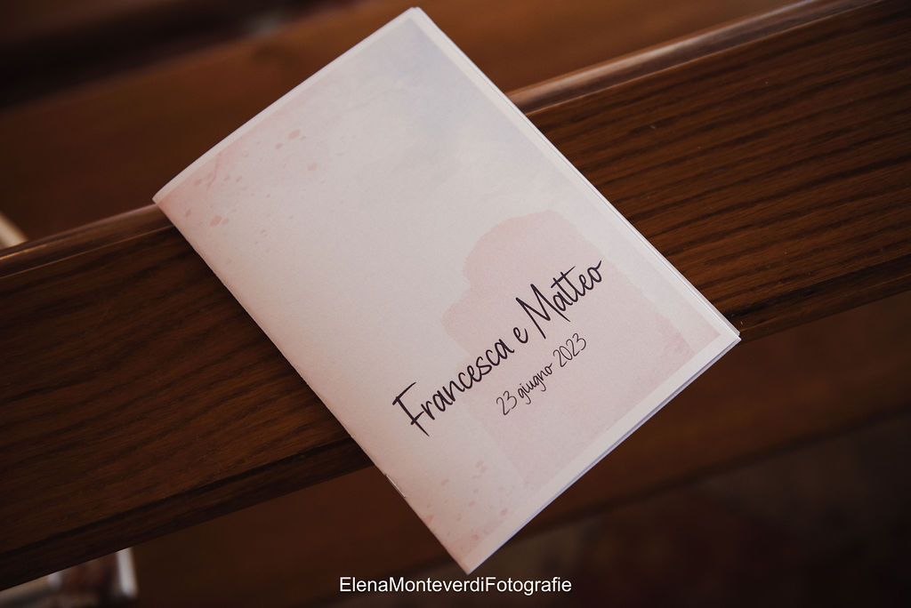 he mass booklet guides guests through the rite at Corte Cola. The graphics are designed for readability and perfect alignment with the style chosen for the entire wedding stationery, ensuring aesthetic consistency throughout the day.