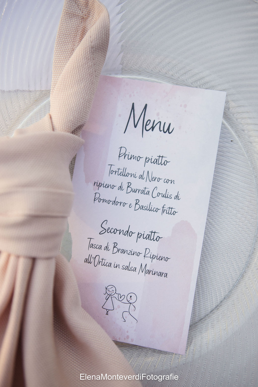The menu is designed to follow the event's common thread. The graphics by la favola bianca reflect the themes and colors chosen for the Corte Cola setup, ensuring perfect visual continuity on every reception table