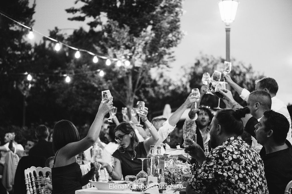 For the evening reception at Corte Cola, I took care of the table stationery. I created menus and place cards that blend with the evening atmosphere, ensuring a clean and coordinated aesthetic throughout the dinner