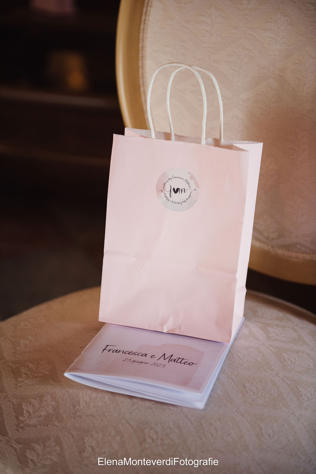 I took care of the paper details inside the wedding bags for the guests at Corte Cola