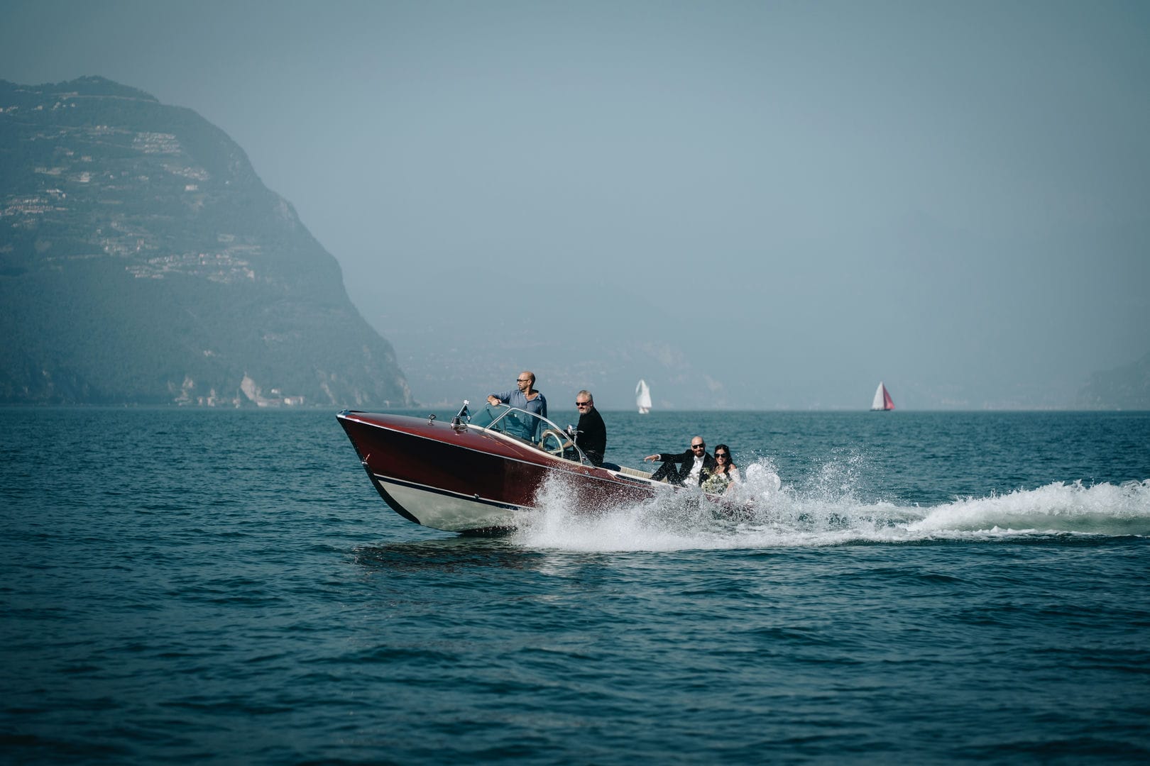 A boat arrival is a timeless classic for those choosing to marry on the shores of Lake Garda. A unique setting where I have the pleasure of working as a designer, collaborating with the coast's most beautiful venues