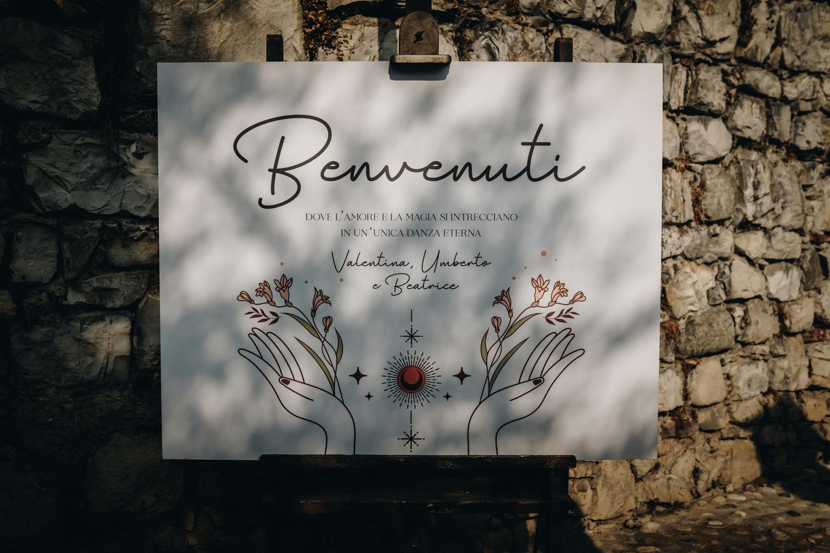 The welcome sign is the first detail that speaks about your wedding style. I design and create bespoke welcome signs, crafted to blend harmoniously with the atmosphere and colors of Lake Garda's most beautiful venues