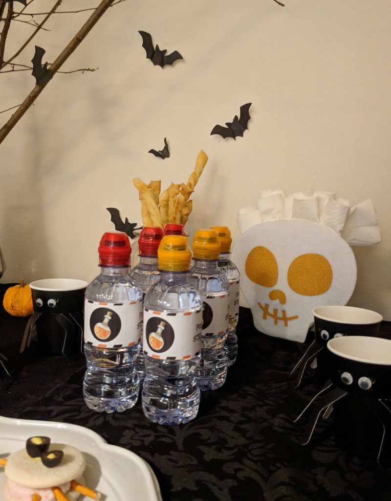 Festa a tema Halloween per bambini: allestimento tavola con bicchieri ragno