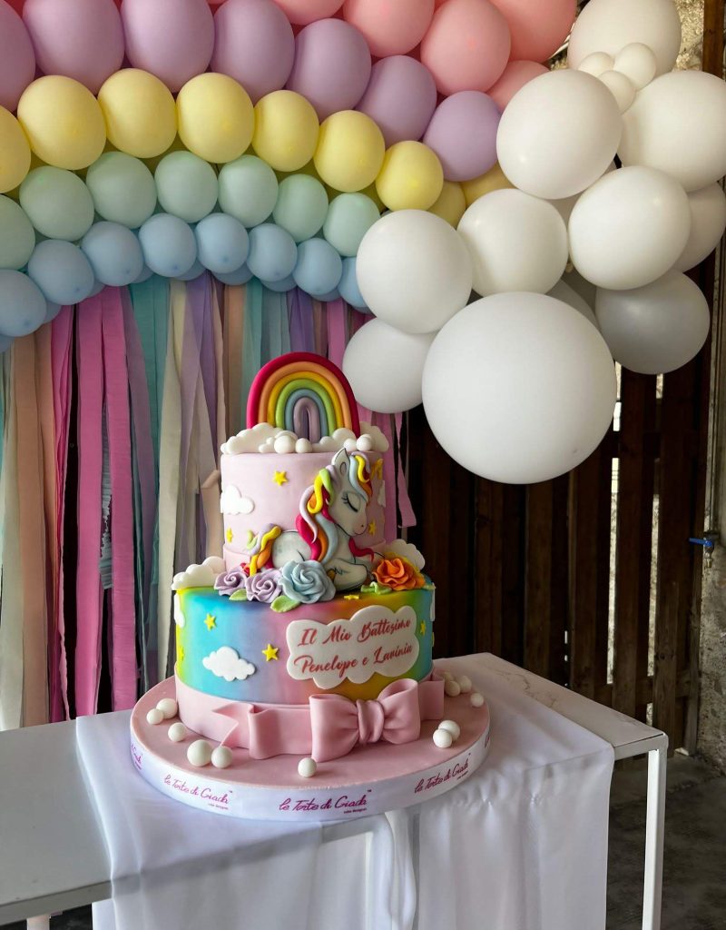 Festa a tema unicorno battesimo: torta e palloncini