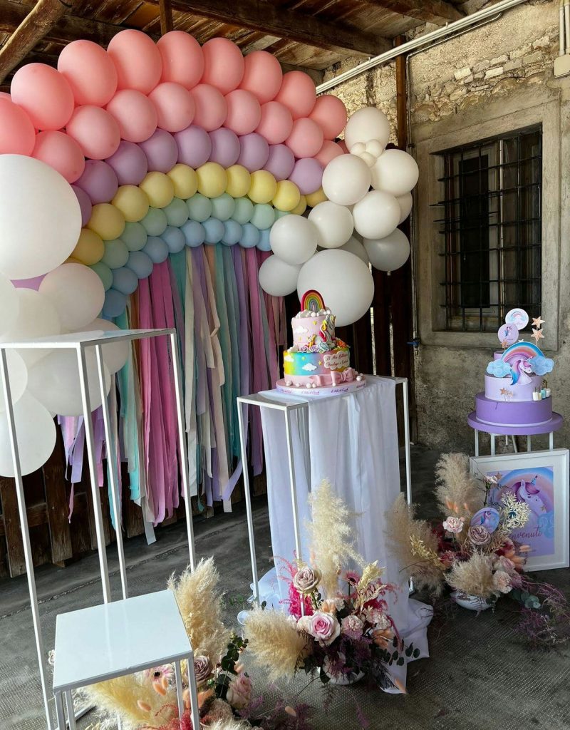 Festa a tema unicorno battesimo: torta pannolini e palloncini