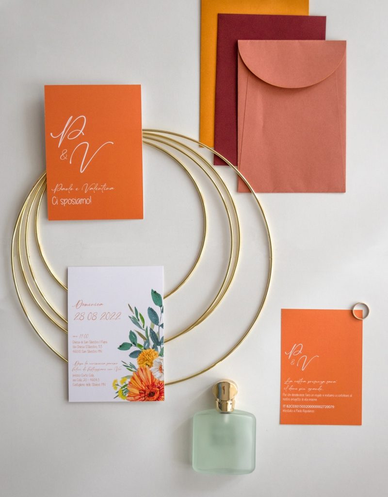 Partecipazione di matrimonio con palette cromatica vivace e design moderno realizzata a Desenzano del Garda da la favola bianca